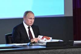 Владимир Путин поручил выплатить беженцам из Донбасса по 10 тысяч рублей
