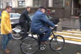 Владимир Жириновский, несмотря на ливень, прибыл к зданию Госдумы на велосипеде