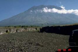 Власти Бали депортируют блогера Чиликина из-за фото с голыми ягодицами на вулкане Агунг