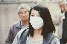 Японское правительство раздало жителям маски с плесенью и насекомыми