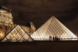 Во Франции решили сэкономить на подсветке Лувра и Версальского дворца