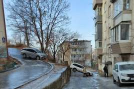 Во Владивостоке прошел ледяной дождь: город превратился в каток, пострадали порядка 50 человек и 100 автомобилей