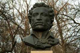Во втором украинском городе демонтировал памятник Александру Пушкину