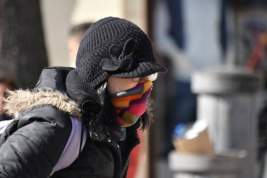 Врач предупредила россиян об опасности использования шарфа вместо маски