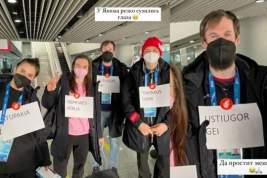 Встречающие российских лыжников члены оргкомитета Олимпиады в Пекине исковеркали их имена