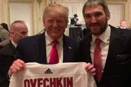 Хоккеист Овечкин отметил Рождество вместе с Трампом и подарил ему свитер