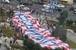 Хорватские болельщики поблагодарили Россию за гостеприимство, развернув в Москве огромный баннер