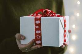 Эксперт по этикету перечислила неудачные подарки для мужчин на Новый год