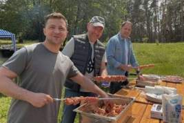 Зеленский угостил журналистов шашлыком собственноручного приготовления