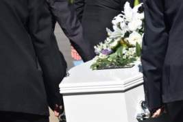 Женщина очнулась в гробу на своих похоронах