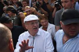 Жириновский подрался с митингующими на Пушкинской площади в Москве
