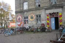 Жители датской коммуны Христиания в Копенгагене очищают ее от нелегальной продажи наркотиков