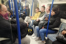 Жители Лондона возмутились толпами людей без масок в метро во время пандемии коронавируса и обвинили во всем Джонсона