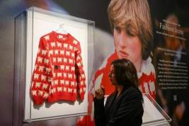Знаменитый красный свитер с овечками принцессы Дианы ушел с молотка за 1,14 миллиона долларов