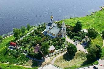 Необычное святилище на главной русской реке