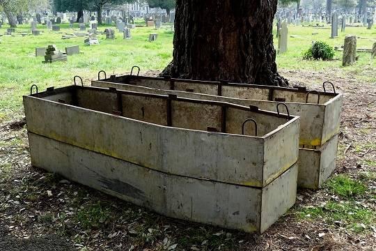 Администрация Чебаркуля прокомментировала инцидент с брошенными на кладбище гробами