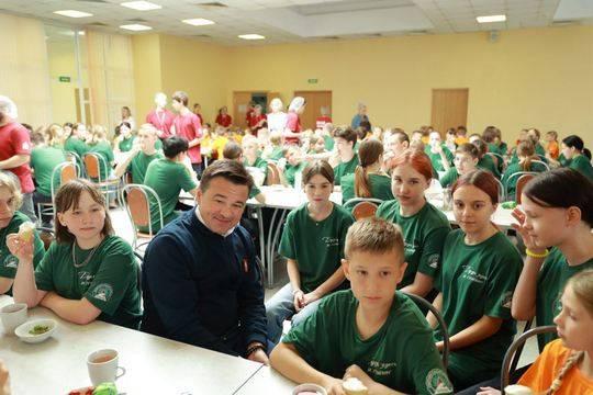 Андрей Воробьев навестил детей участников СВО в оздоровительном лагере «Литвиново»