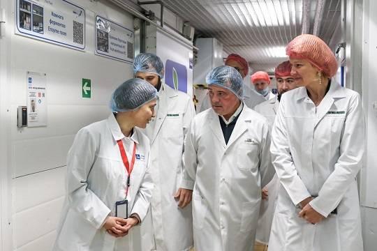 Андрей Воробьёв и Оксана Лут посетили молочный комбинат Чеховский