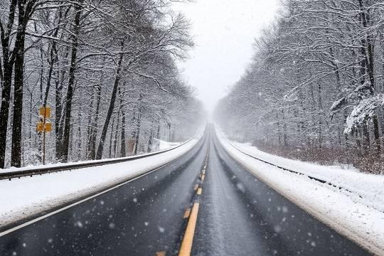 Автомобилистов из регионов Центральной России попросили не садиться за руль из-за сильнейшего снегопада