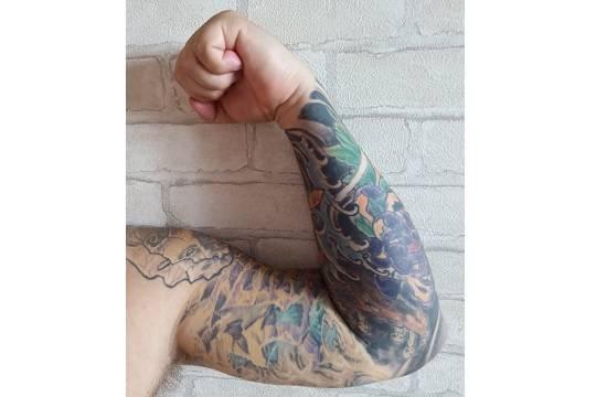 Почему девушки делают себе татуировки? Психолог о горьких причинах моды