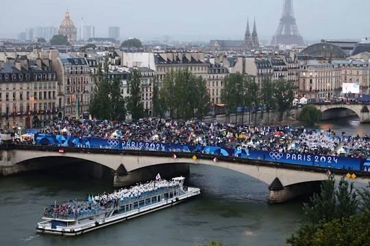 Церемонию открытия Олимпиады в Париже испортили дешевые декорации, перевернутый флаг и погода