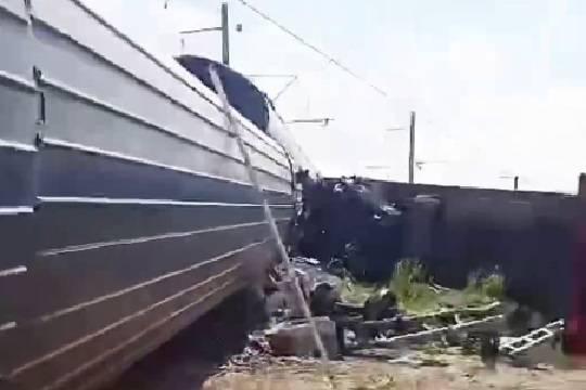 Число пострадавших в результате столкновения КамАза и поезда под Волгоградом выросло до 140 человек