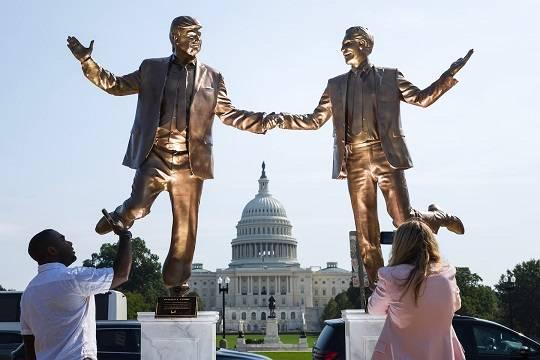 Держащиеся за руки Трамп и Эпштейн появились на площздке напротив Капитолия