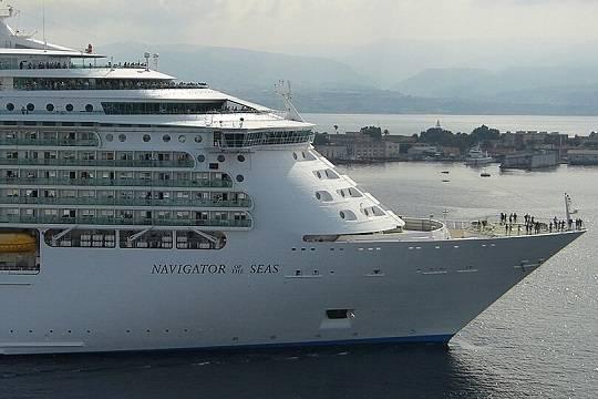 Десятки пассажиров и членов экипажа элитного круизного лайнера заразились неизвестным вирусом