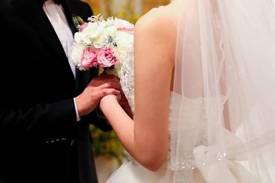 Девушка начала зарабатывать на жизнь, притворяясь невестой на свадьбах отчаявшихся мужчин