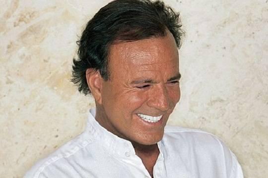 Две бывшие сотрудницы обвинили Хулио Иглесиаса в домогательствах