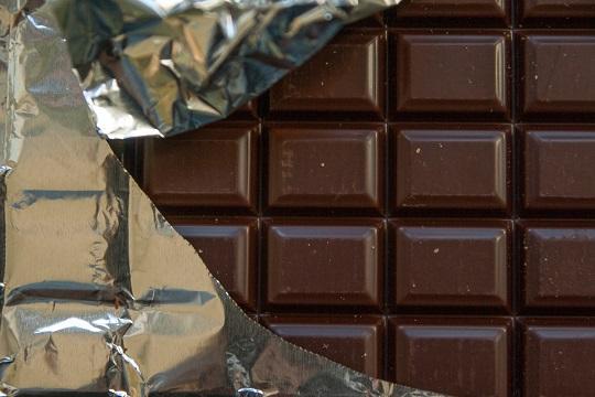 Еврокомиссия одобрила запрет Латвии на шоколад и пиво из России
