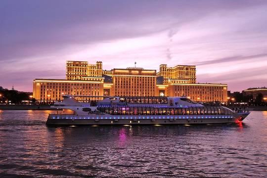 Флотилия Рэдиссон Ройал Года Нисанова и Зараха Илиева: в разгаре десятая зимняя навигация