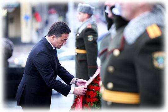 Губернатор Подмосковья возложил цветы к монументу Победы в Минске