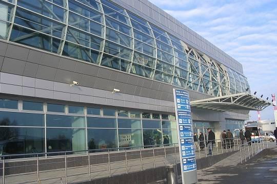 Из-за огромных очередей в аэропорту Новосибирска пассажиров сравнили со «скотиной в стойле»