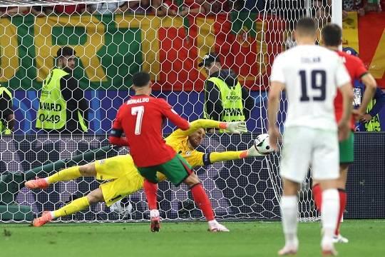 Криштиану Роналду едва не лишил сборную Португалии выхода в четвертьфинал Евро-2024 и заплакал