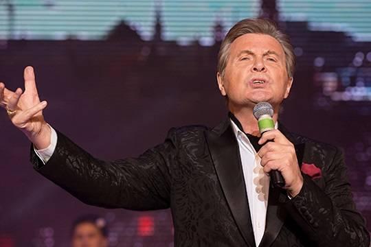 Лев Лещенко сократил количество выступлений и стал петь под фонограмму по одной причине