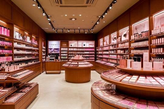 Магазин Иль де Ботэ обвинили в расчёте с визажистами и моделями просроченной косметикой