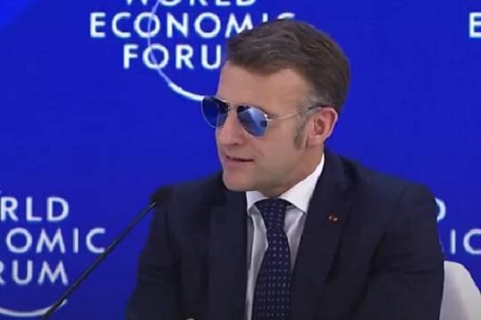 Макрона в очередной раз высмеяли из-за солнцезащитных очков