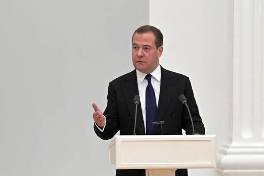 Медведев объяснил отказ Евросоюза эвакуировать дипломатов из Киева