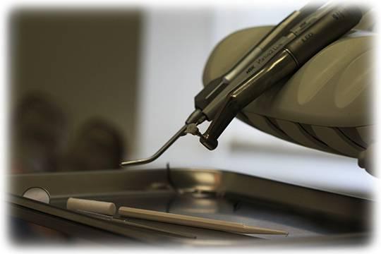 Мошенники заставили мужчину удалить все зубы