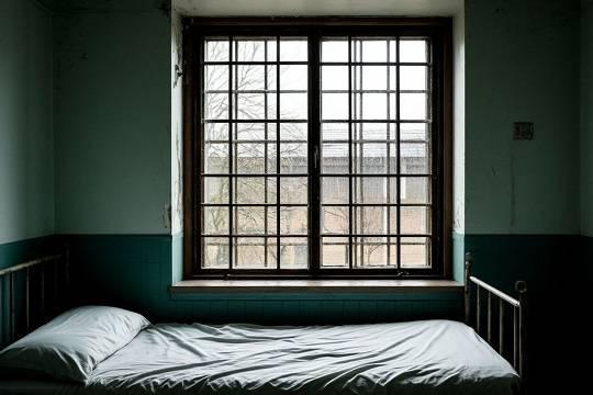 Мужчина сдал жену в рехаб на полгода ради имущества и опеки над ребёнком