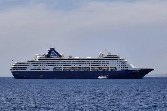 На застрявшем в Дохе круизном лайнере остаются десятки россиян