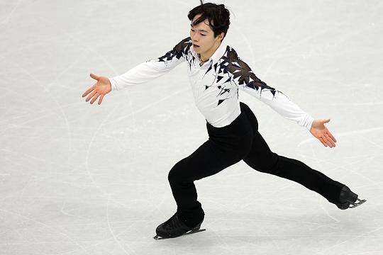 Некачественное покрытие подиума испортило коньки призёров командного турнира по фигурному катанию на ОИ-2026