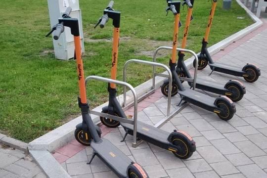 Обеспеченные россияне массово пересаживаются с престижных иномарок на мощные электросамокаты