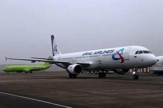 Пассажиры Уральских авиалиний получили сообщения о переносе рейса из Екатеринбурга и опоздали