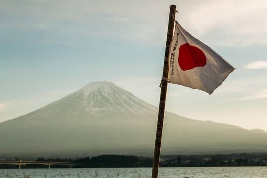 Премьер Японии уволил сына с должности секретаря из-за скандальных фотографий в резиденции