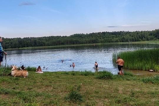 Россиян предупредили о риске заразиться опасными паразитами во время купания в озерах