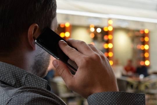 Россиян предупредили об опасности длительного разговора с мошенником