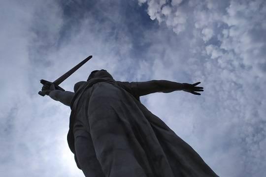 Россиянка «пощекотала» грудь монумента «Родина-мать» в Волгограде и стала фигуранткой уголовного дела