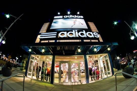 Руководство Adidas извинилось за рекламу с Беллой Хадид